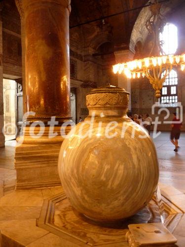 Die Hagia Sophia, der Kirchenpalast des byzantinischen Kaisers, ist heute ein viel besuchtes Museum. Seit der Rückwidmung durch Atatürk 1938 wird es renoviert. Bild: Innendetail im Hauptschiff. © Fotodienst / Wilfried Seywald