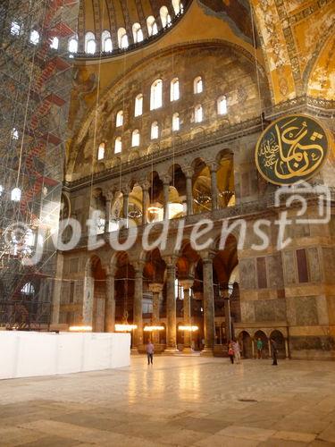 Die Hagia Sophia, der Kirchenpalast des byzantinischen Kaisers, ist heute ein viel besuchtes Museum. Seit der Rückwidmung durch Atatürk 1938 wird es renoviert. Bild: Eingangsbereich im Erdgeschoss. © Fotodienst / Wilfried Seywald