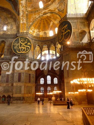 Die Hagia Sophia, der Kirchenpalast des byzantinischen Kaisers, ist heute ein viel besuchtes Museum. Seit der Rückwidmung durch Atatürk 1938 wird es renoviert. Bild: Eingangsbereich im Erdgeschoss. © Fotodienst / Wilfried Seywald