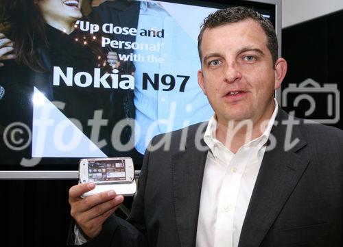 (C) fotodienst/Anna Rauchenberger - Wien 09.07.2009 - Das Nokia N97 ist ab sofort in Österreich erhältlich: Das Nokia Flaggschiff versteht sich als echter mobiler Computer, mit dem Interneterlebnisse auf völlig neue Weise möglich werden. FOTO: Greig Williams, Managing Director Nokia Alps South East Europe, mit dem Nokia N97