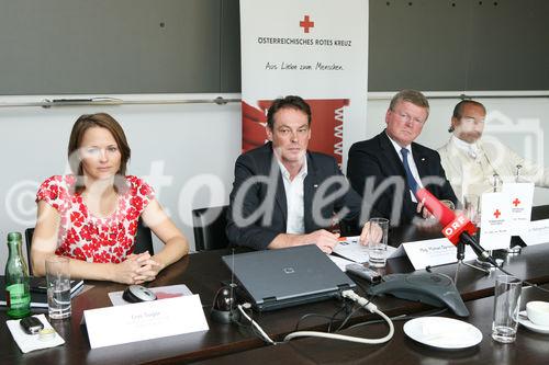 (C) fotodienst/Anna Rauchenberger - Wien 08.07.2009 - Keiner anderen Organisation und keinem Unternehmen wird so viel Vertrauen entgegengebracht wie dem Österreichischen Roten Kreuz (ÖRK). Das ist das Ergebnis einer der größten Markenstudien des Landes, der so genannte BrandAssetValuator der Agentur Young & Rubicam. Österreichweit wurden 900 Marken unter die Lupe genommen. Die Studie ist zum 150. Jubiläum der Rotkreuz-Idee veröffentlicht worden. FOTO: Lisa Sugar, Head of Strategic Planning, Young & Rubicam, Rotkreuz-Marketingleiter Michael Opriesnig, Wolfgang Kopetzky, Generalsekretär des Österreichischen Roten Kreuzes, Dkfm. Alois Schober, Chairman & CEO Young & Rubicam.