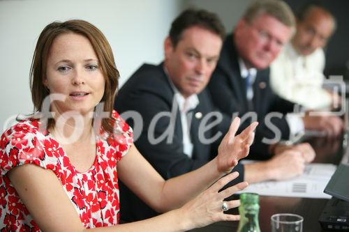 (C) fotodienst/Anna Rauchenberger - Wien 08.07.2009 - Keiner anderen Organisation und keinem Unternehmen wird so viel Vertrauen entgegengebracht wie dem Österreichischen Roten Kreuz (ÖRK). Das ist das Ergebnis einer der größten Markenstudien des Landes, der so genannte BrandAssetValuator der Agentur Young & Rubicam. Österreichweit wurden 900 Marken unter die Lupe genommen. Die Studie ist zum 150. Jubiläum der Rotkreuz-Idee veröffentlicht worden. FOTO: Lisa Sugar, Head of Strategic Planning, Young & Rubicam, Rotkreuz-Marketingleiter Michael Opriesnig, Wolfgang Kopetzky, Generalsekretär des Österreichischen Roten Kreuzes, Dkfm. Alois Schober, Chairman & CEO Young & Rubicam.