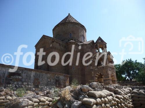 Die osttürkische Region rund um den Van-See soll mit massiven Investitionen in die touristische Infrastruktur fit für die Zukunft gemacht werden. Im Bild: Die Heiligenkreuz-Kirche aus dem 10. Jahrhundert auf der Van-See Insel Akdamar mit herrlichen Steinreliefs an der Außenfassade und byzantinischen Fresken im Innenschiff.