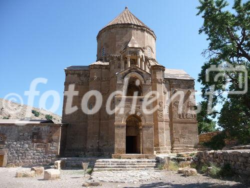 Die osttürkische Region rund um den Van-See soll mit massiven Investitionen in die touristische Infrastruktur fit für die Zukunft gemacht werden. Im Bild: Die Heiligenkreuz-Kirche aus dem 10. Jahrhundert auf der Van-See Insel Akdamar mit herrlichen Steinreliefs an der Außenfassade und byzantinischen Fresken im Innenschiff.