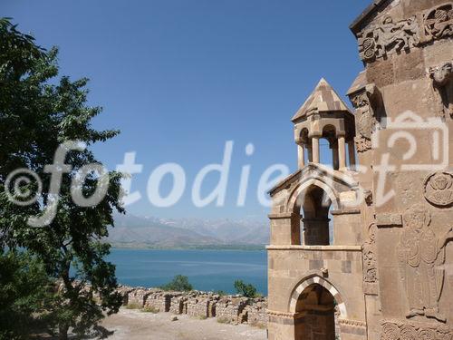 Die osttürkische Region rund um den Van-See soll mit massiven Investitionen in die touristische Infrastruktur fit für die Zukunft gemacht werden. Im Bild: Die Heiligenkreuz-Kirche aus dem 10. Jahrhundert auf der Van-See Insel Akdamar mit herrlichen Steinreliefs an der Außenfassade und byzantinischen Fresken im Innenschiff.