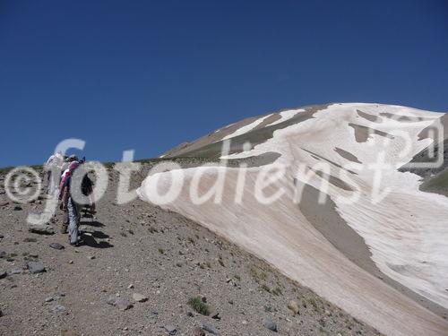 Die osttürkische Region rund um den Van-See soll mit massiven Investitionen in die touristische Infrastruktur fit für die Zukunft gemacht werden. Im Bild: Bergtour auf den erloschenen Vulkan Süphar am Van-See. Der Gipfel auf 4.058 m, Schnee- und Gletscherzungen reichen bis unter 3.000 m herab. 