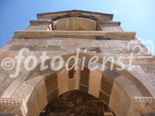 Die osttürkische Region rund um den Van-See soll mit massiven Investitionen in die touristische Infrastruktur fit für die Zukunft gemacht werden. Im Bild: Die frisch restaurierte Heiligenkreuz-Kirche aus dem 10. Jahrhundert auf der Van-See Insel Akdamar mit herrlichen Steinreliefs an der Außenfassade und byzantinischen Fresken im Innenschiff. 