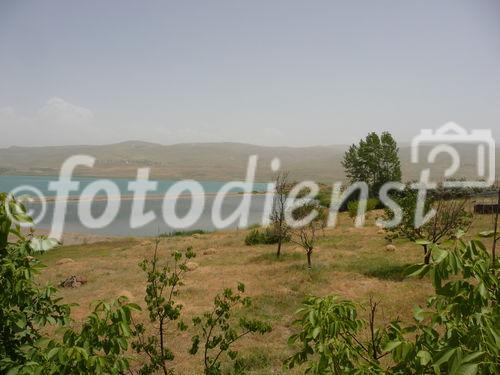 Die osttürkische Region rund um den Van-See soll mit massiven Investitionen in die touristische Infrastruktur fit für die Zukunft gemacht werden. Im Bild: Blick von der Ferienanlage Dr. Koch Reisen auf den sodahältigen See.