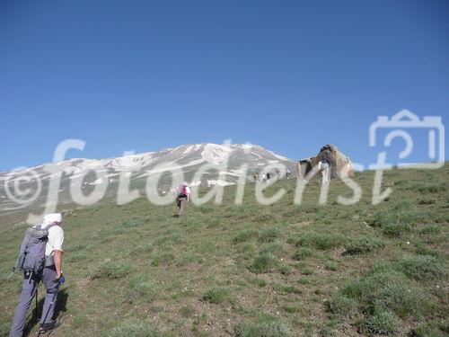 Die osttürkische Region rund um den Van-See soll mit massiven Investitionen in die touristische Infrastruktur fit für die Zukunft gemacht werden. Im Bild: Bergtour auf den erloschenen Vulkan Süphar am Van-See. Der See liegt auf knapp 1700 m, der Gipfel auf 4.058 m.