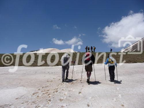 Die osttürkische Region rund um den Van-See soll mit massiven Investitionen in die touristische Infrastruktur fit für die Zukunft gemacht werden. Im Bild: Bergtour auf den erloschenen Vulkan Süphar am Van-See. Der Gipfel auf 4.058 m, Schnee- und Gletscherzungen reichen bis unter 3.000 m herab. 