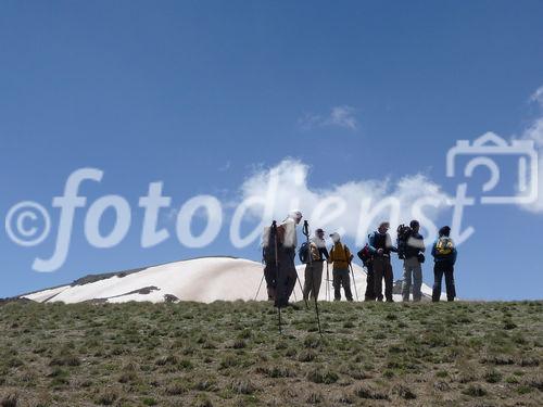 Die osttürkische Region rund um den Van-See soll mit massiven Investitionen in die touristische Infrastruktur fit für die Zukunft gemacht werden. Im Bild: Bergtour auf den erloschenen Vulkan Süphar am Van-See. Der Gipfel auf 4.058 m, Schnee- und Gletscherzungen reichen bis unter 3.000 m herab. 