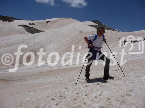 Die osttürkische Region rund um den Van-See soll mit massiven Investitionen in die touristische Infrastruktur fit für die Zukunft gemacht werden. Im Bild: pressetext-Marketingchef Dr. Wilfried Seywald auf Bergtour am erloschenen Vulkan Süphar am Van-See. Der Gipfel liegt auf 4.058 m, Schnee- und Gletscherzungen reichen bis unter 3.000 m herab. 