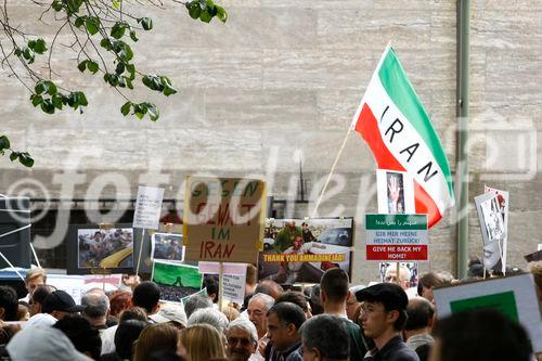 Berlin,den 05.07.2009
Demonstration gegen die Wahlen im Iran
Foto: Teilnehmer einer Demonstration gegen das Regime,
den Ausgang der Wahlen und die damit verbundenen Menschenrechtsverletzungen im Iran. |
Berlin, 05.07.2009 
Demonstration against the elections in Iran 
Photo: Participants in a demonstration against the regime, 
the outcome of the elections and the associated human rights violations in Iran.
Copyright by: GMC Photopress, Reiner Zensen