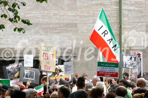 Berlin,den 05.07.2009
Demonstration gegen die Wahlen im Iran
Foto: Teilnehmer einer Demonstration gegen das Regime,
den Ausgang der Wahlen und die damit verbundenen Menschenrechtsverletzungen im Iran. |
Berlin, 05.07.2009 
Demonstration against the elections in Iran 
Photo: Participants in a demonstration against the regime, 
the outcome of the elections and the associated human rights violations in Iran.
Copyright by: GMC Photopress, CH-8032 ZUERICH, Postfach 1676, Gerd Mueller, Tel.: 0041 44 383 93 64, Fax.: 0041 44 383 93 66, Mail.: gmc@gmc.ch