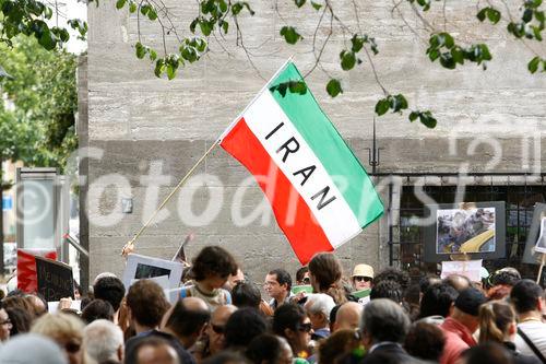 Berlin,den 05.07.2009
Demonstration gegen die Wahlen im Iran
Foto: Teilnehmer einer Demonstration gegen das Regime,
den Ausgang der Wahlen und die damit verbundenen Menschenrechtsverletzungen im Iran. |
Berlin, 05.07.2009 
Demonstration against the elections in Iran 
Photo: Participants in a demonstration against the regime, 
the outcome of the elections and the associated human rights violations in Iran.
Copyright by: GMC Photopress, CH-8032 ZUERICH, Postfach 1676, Gerd Mueller, Tel.: 0041 44 383 93 64, Fax.: 0041 44 383 93 66, Mail.: gmc@gmc.ch