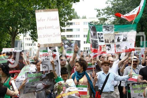 Berlin,den 05.07.2009
Demonstration gegen die Wahlen im Iran
Foto: Teilnehmer einer Demonstration gegen das Regime,
den Ausgang der Wahlen und die damit verbundenen Menschenrechtsverletzungen im Iran. |
Berlin, 05.07.2009 
Demonstration against the elections in Iran 
Photo: Participants in a demonstration against the regime, 
the outcome of the elections and the associated human rights violations in Iran.
Copyright by: GMC Photopress, CH-8032 ZUERICH, Postfach 1676, Gerd Mueller, Tel.: 0041 44 383 93 64, Fax.: 0041 44 383 93 66, Mail.: gmc@gmc.ch