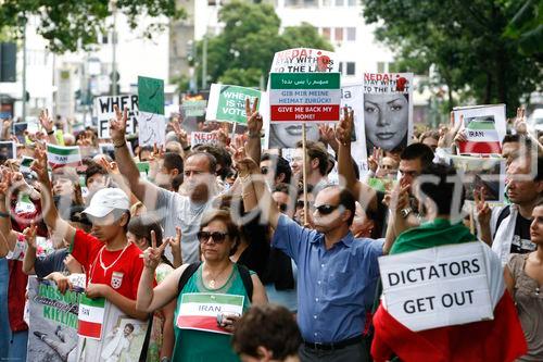 Berlin,den 05.07.2009
Demonstration gegen die Wahlen im Iran
Foto: Teilnehmer einer Demonstration gegen das Regime,
den Ausgang der Wahlen und die damit verbundenen Menschenrechtsverletzungen im Iran. |
Berlin, 05.07.2009 
Demonstration against the elections in Iran 
Photo: Participants in a demonstration against the regime, 
the outcome of the elections and the associated human rights violations in Iran.
Copyright by: GMC Photopress, CH-8032 ZUERICH, Postfach 1676, Gerd Mueller, Tel.: 0041 44 383 93 64, Fax.: 0041 44 383 93 66, Mail.: gmc@gmc.ch