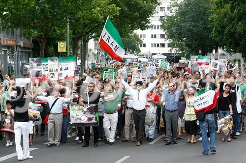 Berlin,den 05.07.2009
Demonstration gegen die Wahlen im Iran
Foto: Teilnehmer einer Demonstration gegen das Regime,
den Ausgang der Wahlen und die damit verbundenen Menschenrechtsverletzungen im Iran. |
Berlin, 05.07.2009 
Demonstration against the elections in Iran 
Photo: Participants in a demonstration against the regime, 
the outcome of the elections and the associated human rights violations in Iran.
Copyright by: GMC Photopress, CH-8032 ZUERICH, Postfach 1676, Gerd Mueller, Tel.: 0041 44 383 93 64, Fax.: 0041 44 383 93 66, Mail.: gmc@gmc.ch