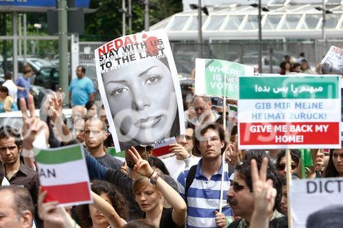 Berlin,den 05.07.2009
Demonstration gegen die Wahlen im Iran
Foto: Teilnehmer einer Demonstration gegen das Regime,
den Ausgang der Wahlen und die damit verbundenen Menschenrechtsverletzungen im Iran. |
Berlin, 05.07.2009 
Demonstration against the elections in Iran 
Photo: Participants in a demonstration against the regime, 
the outcome of the elections and the associated human rights violations in Iran.
Copyright by: GMC Photopress, CH-8032 ZUERICH, Postfach 1676, Gerd Mueller, Tel.: 0041 44 383 93 64, Fax.: 0041 44 383 93 66, Mail.: gmc@gmc.ch