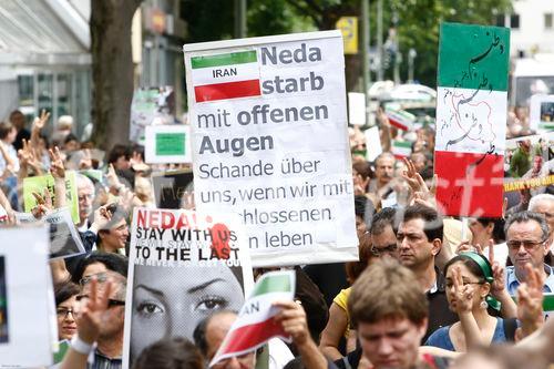 Berlin,den 05.07.2009
Demonstration gegen die Wahlen im Iran
Foto: Teilnehmer einer Demonstration gegen das Regime,
den Ausgang der Wahlen und die damit verbundenen Menschenrechtsverletzungen im Iran. |
Berlin, 05.07.2009 
Demonstration against the elections in Iran 
Photo: Participants in a demonstration against the regime, 
the outcome of the elections and the associated human rights violations in Iran.
Copyright by: GMC Photopress, CH-8032 ZUERICH, Postfach 1676, Gerd Mueller, Tel.: 0041 44 383 93 64, Fax.: 0041 44 383 93 66, Mail.: gmc@gmc.ch