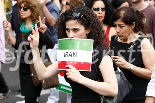 Berlin,den 05.07.2009
Demonstration gegen die Wahlen im Iran
Foto: Teilnehmer einer Demonstration gegen das Regime,
den Ausgang der Wahlen und die damit verbundenen Menschenrechtsverletzungen im Iran. |
Berlin, 05.07.2009 
Demonstration against the elections in Iran 
Photo: Participants in a demonstration against the regime, 
the outcome of the elections and the associated human rights violations in Iran.
Copyright by: GMC Photopress, CH-8032 ZUERICH, Postfach 1676, Gerd Mueller, Tel.: 0041 44 383 93 64, Fax.: 0041 44 383 93 66, Mail.: gmc@gmc.ch