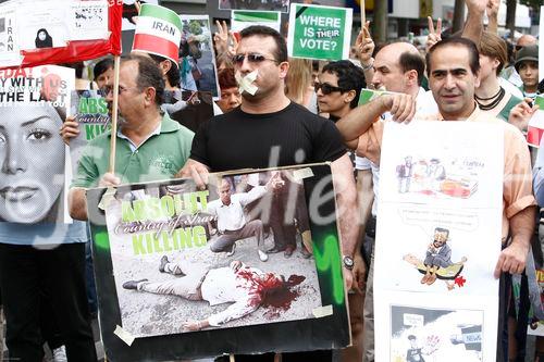 Berlin,den 05.07.2009
Demonstration gegen die Wahlen im Iran
Foto: Teilnehmer einer Demonstration gegen das Regime,
den Ausgang der Wahlen und die damit verbundenen Menschenrechtsverletzungen im Iran. |
Berlin, 05.07.2009 
Demonstration against the elections in Iran 
Photo: Participants in a demonstration against the regime, 
the outcome of the elections and the associated human rights violations in Iran.
Copyright by: GMC Photopress, CH-8032 ZUERICH, Postfach 1676, Gerd Mueller, Tel.: 0041 44 383 93 64, Fax.: 0041 44 383 93 66, Mail.: gmc@gmc.ch