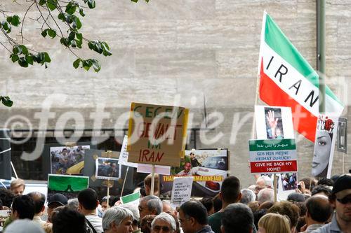 Berlin,den 05.07.2009
Demonstration gegen die Wahlen im Iran
Foto: Teilnehmer einer Demonstration gegen das Regime,
den Ausgang der Wahlen und die damit verbundenen Menschenrechtsverletzungen im Iran. |
Berlin, 05.07.2009 
Demonstration against the elections in Iran 
Photo: Participants in a demonstration against the regime, 
the outcome of the elections and the associated human rights violations in Iran.
Copyright by: GMC Photopress, CH-8032 ZUERICH, Postfach 1676, Gerd Mueller, Tel.: 0041 44 383 93 64, Fax.: 0041 44 383 93 66, Mail.: gmc@gmc.ch, 