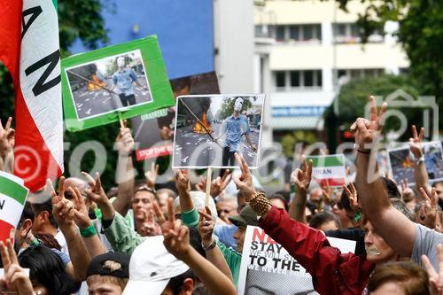 Berlin,den 05.07.2009
Demonstration gegen die Wahlen im Iran
Foto: Teilnehmer einer Demonstration gegen das Regime,
den Ausgang der Wahlen und die damit verbundenen Menschenrechtsverletzungen im Iran. |
Berlin, 05.07.2009 
Demonstration against the elections in Iran 
Photo: Participants in a demonstration against the regime, 
the outcome of the elections and the associated human rights violations in Iran.
Copyright by: GMC Photopress, CH-8032 ZUERICH, Postfach 1676, Gerd Mueller, Tel.: 0041 44 383 93 64, Fax.: 0041 44 383 93 66, Mail.: gmc@gmc.ch