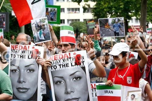 Berlin,den 05.07.2009
Demonstration gegen die Wahlen im Iran
Foto: Teilnehmer einer Demonstration gegen das Regime,
den Ausgang der Wahlen und die damit verbundenen Menschenrechtsverletzungen im Iran. |
Berlin, 05.07.2009 
Demonstration against the elections in Iran 
Photo: Participants in a demonstration against the regime, 
the outcome of the elections and the associated human rights violations in Iran.
Copyright by: GMC Photopress, CH-8032 ZUERICH, Postfach 1676, Gerd Mueller, Tel.: 0041 44 383 93 64, Fax.: 0041 44 383 93 66, Mail.: gmc@gmc.ch