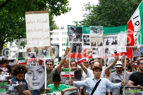 Berlin,den 05.07.2009
Demonstration gegen die Wahlen im Iran
Foto: Teilnehmer einer Demonstration gegen das Regime,
den Ausgang der Wahlen und die damit verbundenen Menschenrechtsverletzungen im Iran. |
Berlin, 05.07.2009 
Demonstration against the elections in Iran 
Photo: Participants in a demonstration against the regime, 
the outcome of the elections and the associated human rights violations in Iran.
Copyright by: GMC Photopress, CH-8032 ZUERICH, Postfach 1676, Gerd Mueller, Tel.: 0041 44 383 93 64, Fax.: 0041 44 383 93 66, Mail.: gmc@gmc.ch