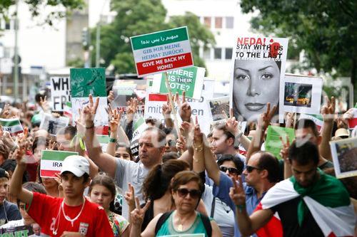 Berlin,den 05.07.2009
Demonstration gegen die Wahlen im Iran
Foto: Teilnehmer einer Demonstration gegen das Regime,
den Ausgang der Wahlen und die damit verbundenen Menschenrechtsverletzungen im Iran. |
Berlin, 05.07.2009 
Demonstration against the elections in Iran 
Photo: Participants in a demonstration against the regime, 
the outcome of the elections and the associated human rights violations in Iran.
Copyright by: GMC Photopress, CH-8032 ZUERICH, Postfach 1676, Gerd Mueller, Tel.: 0041 44 383 93 64, Fax.: 0041 44 383 93 66, Mail.: gmc@gmc.ch