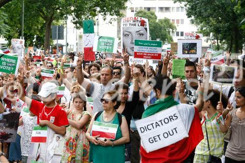 Berlin,den 05.07.2009
Demonstration gegen die Wahlen im Iran
Foto: Teilnehmer einer Demonstration gegen das Regime,
den Ausgang der Wahlen und die damit verbundenen Menschenrechtsverletzungen im Iran. |
Berlin, 05.07.2009 
Demonstration against the elections in Iran 
Photo: Participants in a demonstration against the regime, 
the outcome of the elections and the associated human rights violations in Iran.
Copyright by: GMC Photopress, CH-8032 ZUERICH, Postfach 1676, Gerd Mueller, Tel.: 0041 44 383 93 64, Fax.: 0041 44 383 93 66, Mail.: gmc@gmc.ch