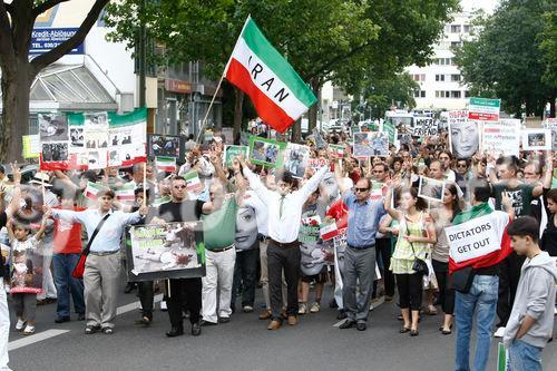 Berlin,den 05.07.2009
Demonstration gegen die Wahlen im Iran
Foto: Teilnehmer einer Demonstration gegen das Regime,
den Ausgang der Wahlen und die damit verbundenen Menschenrechtsverletzungen im Iran. |
Berlin, 05.07.2009 
Demonstration against the elections in Iran 
Photo: Participants in a demonstration against the regime, 
the outcome of the elections and the associated human rights violations in Iran.
Copyright by: GMC Photopress, CH-8032 ZUERICH, Postfach 1676, Gerd Mueller, Tel.: 0041 44 383 93 64, Fax.: 0041 44 383 93 66, Mail.: gmc@gmc.ch