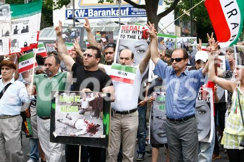 Berlin,den 05.07.2009
Demonstration gegen die Wahlen im Iran
Foto: Teilnehmer einer Demonstration gegen das Regime,
den Ausgang der Wahlen und die damit verbundenen Menschenrechtsverletzungen im Iran. |
Berlin, 05.07.2009 
Demonstration against the elections in Iran 
Photo: Participants in a demonstration against the regime, 
the outcome of the elections and the associated human rights violations in Iran.
Copyright by: GMC Photopress, CH-8032 ZUERICH, Postfach 1676, Gerd Mueller, Tel.: 0041 44 383 93 64, Fax.: 0041 44 383 93 66, Mail.: gmc@gmc.ch