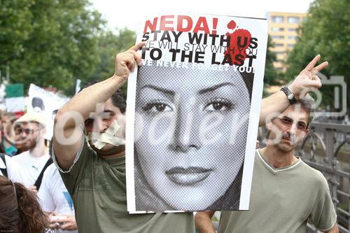 Berlin,den 05.07.2009
Demonstration gegen die Wahlen im Iran
Foto: Teilnehmer einer Demonstration gegen das Regime,
den Ausgang der Wahlen und die damit verbundenen Menschenrechtsverletzungen im Iran. |
Berlin, 05.07.2009 
Demonstration against the elections in Iran 
Photo: Participants in a demonstration against the regime, 
the outcome of the elections and the associated human rights violations in Iran.
Copyright by: GMC Photopress, CH-8032 ZUERICH, Postfach 1676, Gerd Mueller, Tel.: 0041 44 383 93 64, Fax.: 0041 44 383 93 66, Mail.: gmc@gmc.ch