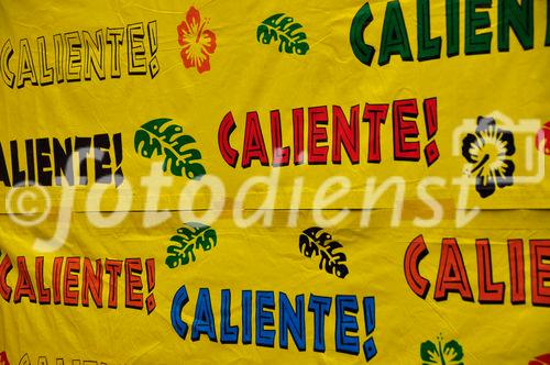 Das Plakat des 15. Caliente-Festivals in Zürich ist so grell wie das Strassenfest bunt und verhiess tropische Stimmung in der Latino-Metropole Europas