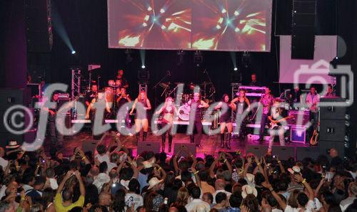 Vom Caliente-Konzert der Banda Calypso, eine Forro-Band aus Belém  mit Joelma und Chimbinha, brachte das Publikum im Zürcher-Volkshaus zum kochen. The concert of the Forro Banda Calypso from Belém at the european Latino-Metropole Zürich is part of the 15th Caliente street-festival 