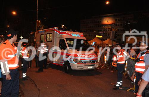 Die Sanität steht am Caliente-Festival an vielen Orten einsatzbereit und hat nach Mitternacht alle Hände voll zu tun. The Emergency and rescue teams are ready for their clients at the Caliente Latin-Music-Festival