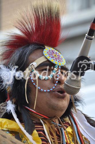 Peruaner und Volksvertreter der peruanischen Indios als Sprecher und Kulturbotschafter seiner Landsleute