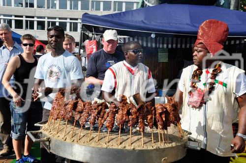 Der Karibische Grillchef sorgt dafür, dass am Caliente Festival keiner verhungert und viele einen sLeckerbissen essen. 