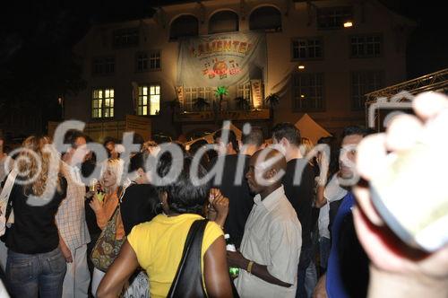 Grossandrang und Bombenstimmung in der Latino-Metropole Zürich anlässlich des 15. Caliente Musikfestival und Strassenfest in Zürich