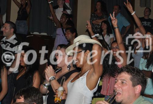 Heisse Latino-Rhytmen der Banda Calypso aus Belém sorgen am 15. Caliente Festival in Zürich für ausgelassene Stimmung im Volkshaus. Dancing and happy audience loving the hot latin-music rhythm at the 15th Caliente-Festival 