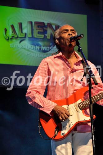 Der ehemalige brasBrasil-Pop-Musiker Gilberto Gil spielte nach dem Montreux Jazz Festival auch noch am Caliente Strassenfest im Zürcher Volkshaus und begeisterte das Publikum mit seinem stilübergreifenden Sound