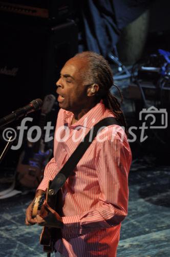 Der ehemalige brasilianische Kulturminister und begnadete Musiker Gilberto Gil spielte nach dem Montreux Jazz Festival auch noch am Caliente Strassenfestival im Zürcher Volkshaus und begeisterte das Publikum mit seinem stilübergreifenden Sound