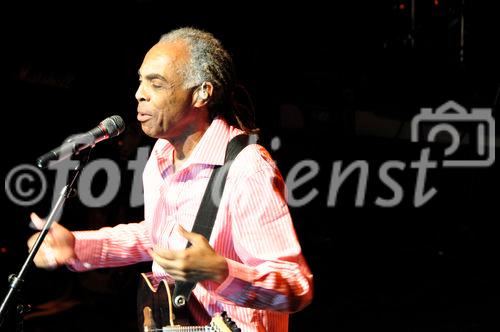 Der ehemalige brasilianische Kulturminister und begnadete Musiker Gilberto Gil spielte nach dem Montreux Jazz Festival auch noch am Caliente Strassenfestival im Zürcher Volkshaus und begeisterte das Publikum mit seinem stilübergreifenden Sound