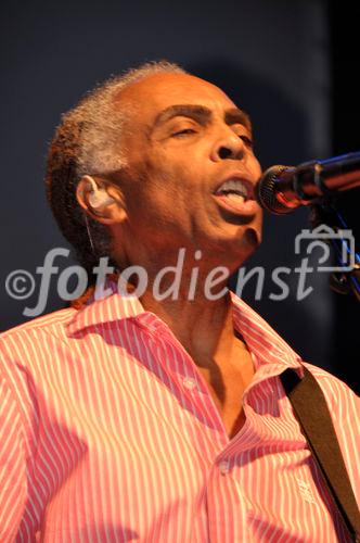 Brasil-Pop-Altmeister und ehemaliger Kulturminister Gilberto Gil spielte nach dem Montreux Jazz Festival auch noch am Caliente Strassenfest im Zürcher Volkshaus und begeisterte das Publikum mit seinem stilübergreifenden Sound