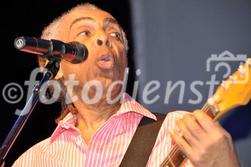 Der ehemalige brasilianische Kulturminister und begnadete Musiker Gilberto Gil spielte nach dem Montreux Jazz Festival auch noch am Caliente Strassenfest im Zürcher Volkshaus und begeisterte das Publikum mit seinem stilübergreifenden Sound