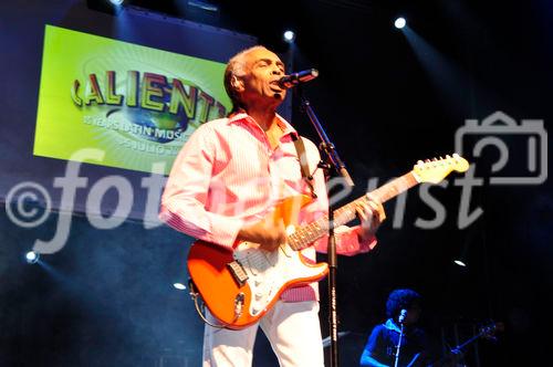 Der ehemalige brasilianische Kulturminister und bBrasil-Pop-Musiker Gilberto Gil spielte nach dem Montreux Jazz Festival auch noch am Caliente Strassenfest im Zürcher Volkshaus und begeisterte das Publikum mit seinem stilübergreifenden Sound