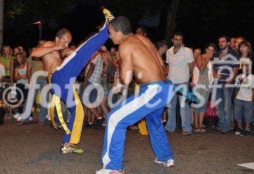 Faszinierte die Zuschauer: Die Capoeira-Kampfsport-Darbietung am 15. Caliente-Festival in Zürich. Facinated audience watching the Brasilian Capoeira fighters showing their talent at the 15th Caliente-Festival in Zürich