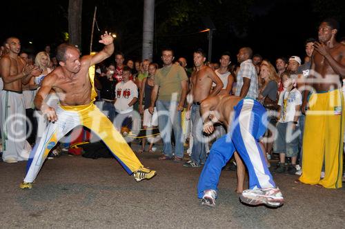 Faszinierte die Zuschauer: Die Capoeira-Kampfsport-Darbietung am 15. Caliente-Festival in Zürich. Facinated the audience: the Brasilian Capoeira fighters showing their talent at the 15th Caliente-Festival in Zürich